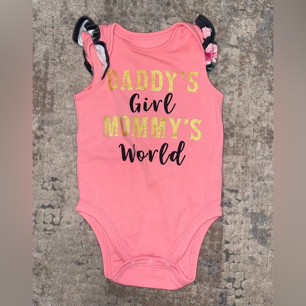 “Daddy’s girl, mamas world” Pink and Gold Kids Onesie size 3-6 months